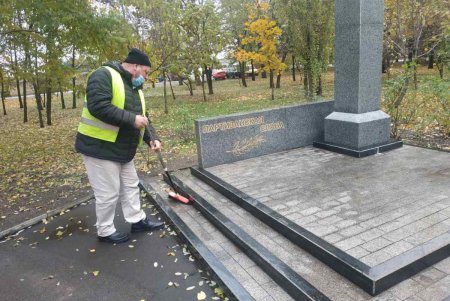 В Малиновском районе коммунальщики привели в порядок бюветы, памятники и фонтаны (фото)