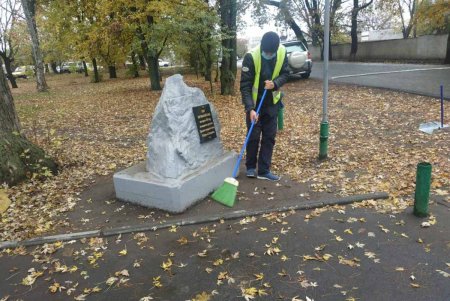 В Малиновском районе коммунальщики привели в порядок бюветы, памятники и фонтаны (фото)