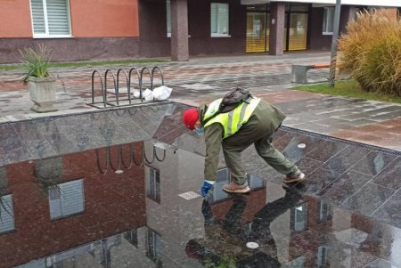 В Малиновском районе коммунальщики привели в порядок бюветы, памятники и фонтаны (фото)