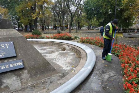В Малиновском районе коммунальщики привели в порядок бюветы, памятники и фонтаны (фото)
