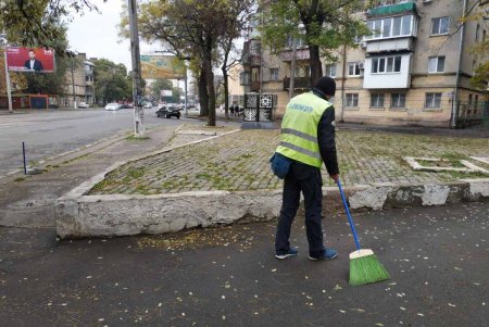 В Малиновском районе коммунальщики привели в порядок бюветы, памятники и фонтаны (фото)