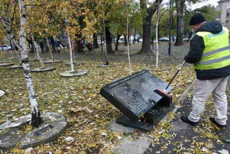 В Малиновском районе коммунальщики привели в порядок бюветы, памятники и фонтаны (фото)