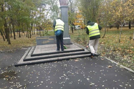 В Малиновском районе коммунальщики привели в порядок бюветы, памятники и фонтаны (фото)