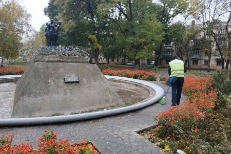 В Малиновском районе коммунальщики привели в порядок бюветы, памятники и фонтаны (фото)