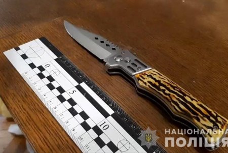 Пассажир одесского такси, угрожая ножом, вытолкнул водителя из машины и угнал ее (фото, видео)