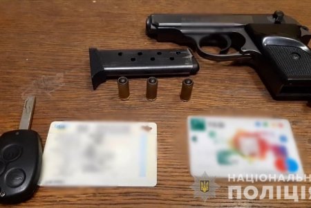Пассажир одесского такси, угрожая ножом, вытолкнул водителя из машины и угнал ее (фото, видео)