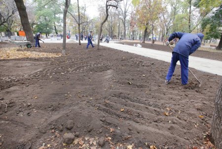 Сквер Мечникова капитально ремонтируют (фоторепортаж)