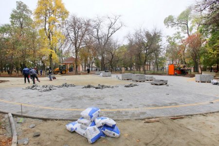 Сквер Мечникова капитально ремонтируют (фоторепортаж)
