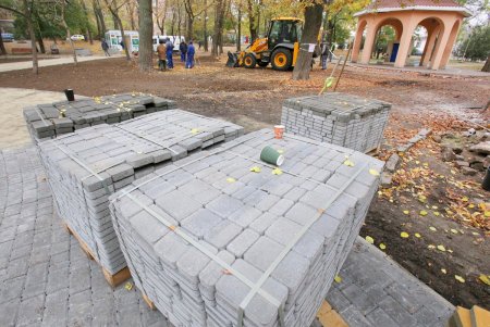 Сквер Мечникова капитально ремонтируют (фоторепортаж)