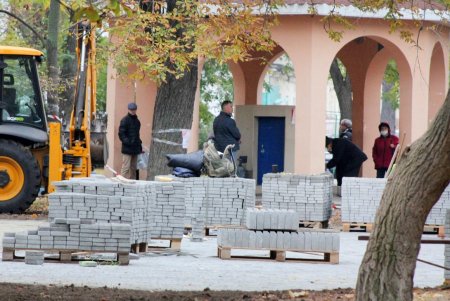 Сквер Мечникова капитально ремонтируют (фоторепортаж)