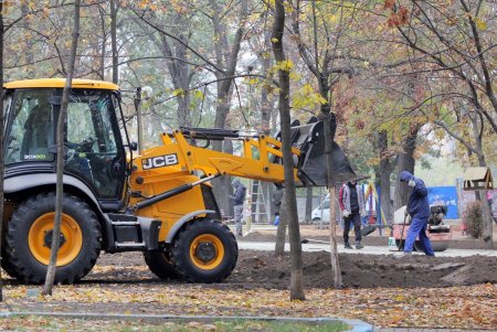 Сквер Мечникова капитально ремонтируют (фоторепортаж)