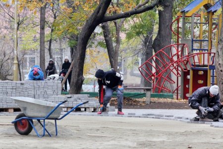 Сквер Мечникова капитально ремонтируют (фоторепортаж)