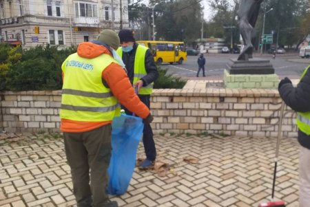 В центре города коммунальщики очистили ряд бюветов, памятников и фонтанов (фото)