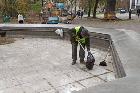 В центре города коммунальщики очистили ряд бюветов, памятников и фонтанов (фото)