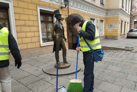 В центре города коммунальщики очистили ряд бюветов, памятников и фонтанов (фото)