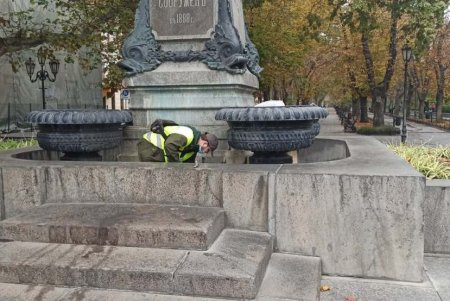 В центре города коммунальщики очистили ряд бюветов, памятников и фонтанов (фото)