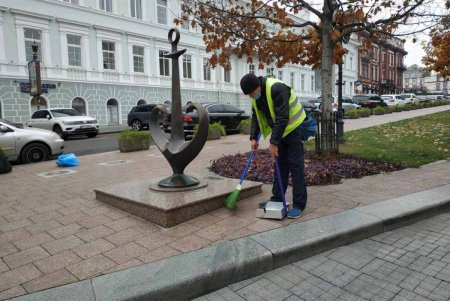 В центре города коммунальщики очистили ряд бюветов, памятников и фонтанов (фото)