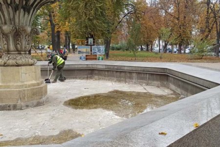 В центре города коммунальщики очистили ряд бюветов, памятников и фонтанов (фото)