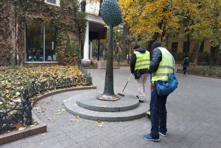 В центре города коммунальщики очистили ряд бюветов, памятников и фонтанов (фото)