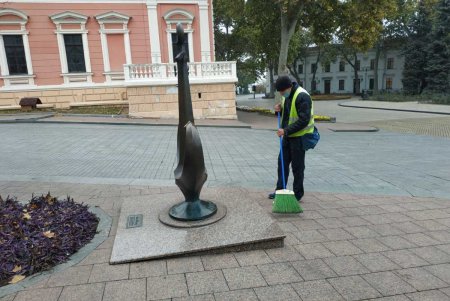 В центре города коммунальщики очистили ряд бюветов, памятников и фонтанов (фото)