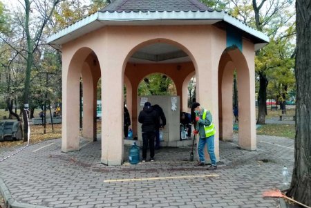 В центре города коммунальщики очистили ряд бюветов, памятников и фонтанов (фото)