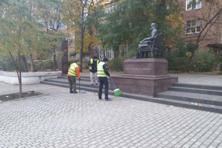 В центре города коммунальщики очистили ряд бюветов, памятников и фонтанов (фото)