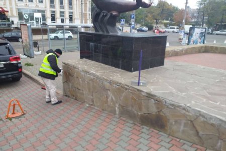 В центре города коммунальщики очистили ряд бюветов, памятников и фонтанов (фото)