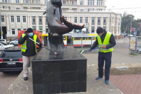 В центре города коммунальщики очистили ряд бюветов, памятников и фонтанов (фото)