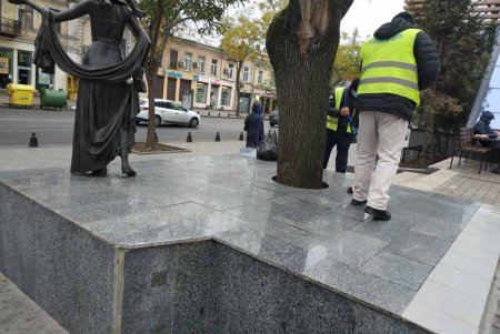 В центре города коммунальщики очистили ряд бюветов, памятников и фонтанов (фото)