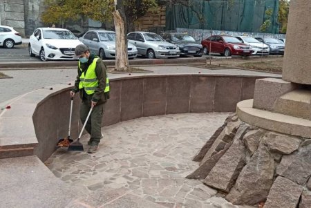 В центре города коммунальщики очистили ряд бюветов, памятников и фонтанов (фото)