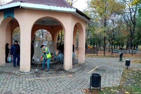 В центре города коммунальщики очистили ряд бюветов, памятников и фонтанов (фото)