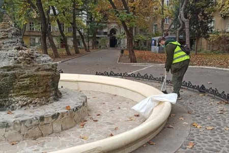 В центре города коммунальщики очистили ряд бюветов, памятников и фонтанов (фото)