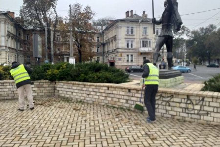 В центре города коммунальщики очистили ряд бюветов, памятников и фонтанов (фото)