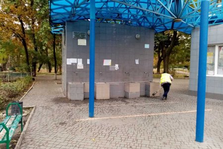 В центре города коммунальщики очистили ряд бюветов, памятников и фонтанов (фото)