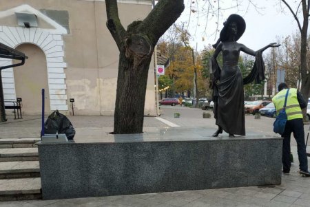 В центре города коммунальщики очистили ряд бюветов, памятников и фонтанов (фото)