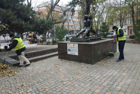 В центре города коммунальщики очистили ряд бюветов, памятников и фонтанов (фото)
