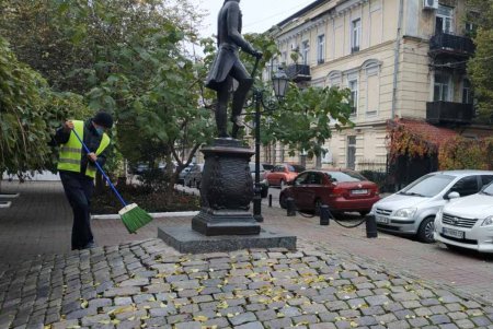 В центре города коммунальщики очистили ряд бюветов, памятников и фонтанов (фото)