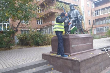 В центре города коммунальщики очистили ряд бюветов, памятников и фонтанов (фото)