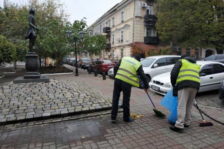 В центре города коммунальщики очистили ряд бюветов, памятников и фонтанов (фото)