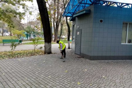 В центре города коммунальщики очистили ряд бюветов, памятников и фонтанов (фото)