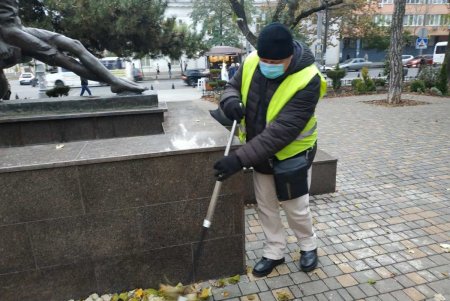 В центре города коммунальщики очистили ряд бюветов, памятников и фонтанов (фото)