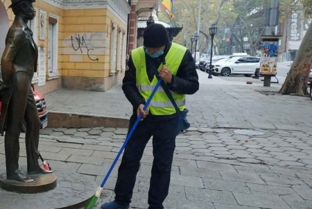 В центре города коммунальщики очистили ряд бюветов, памятников и фонтанов (фото)