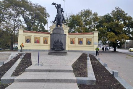 В Суворовском районе коммунальщики отмыли три памятника и чаши двух фонтанов (фото)