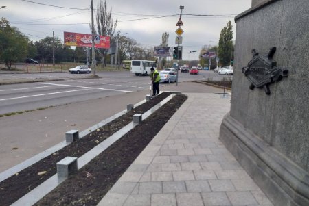 В Суворовском районе коммунальщики отмыли три памятника и чаши двух фонтанов (фото)