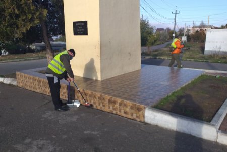 В Суворовском районе коммунальщики отмыли три памятника и чаши двух фонтанов (фото)