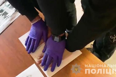 В Одессе четверо пьяных мужчин напали на полицейского и его брата — избили, украли личные вещи и оружие: правонарушители уже задержаны (фото, видео) 