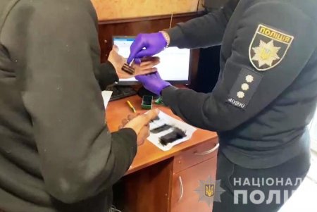 В Одессе четверо пьяных мужчин напали на полицейского и его брата — избили, украли личные вещи и оружие: правонарушители уже задержаны (фото, видео) 