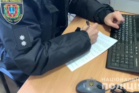 В Одессе четверо пьяных мужчин напали на полицейского и его брата — избили, украли личные вещи и оружие: правонарушители уже задержаны (фото, видео) 