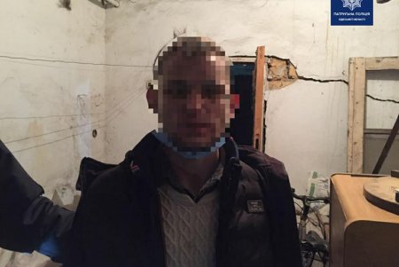 На выезде из города патрульные задержали мужчину, который снимал колеса с чужого авто