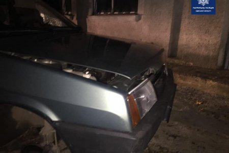 На выезде из города патрульные задержали мужчину, который снимал колеса с чужого авто